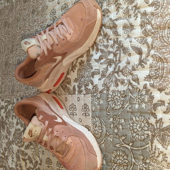 Woman's Nike Air Max Excee Rose whisper pink, Size-7. - Picture 2 of 4